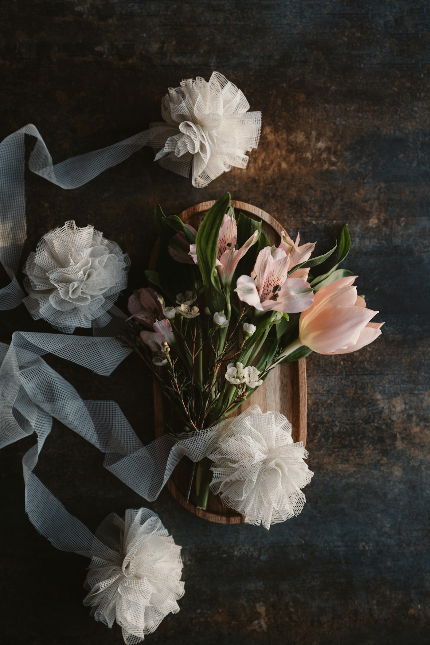 Flores sobre uma mesa — fotografia ilustrativa